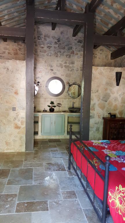 Le Donjon Des Combes Et Son Spa Fayence Phòng bức ảnh