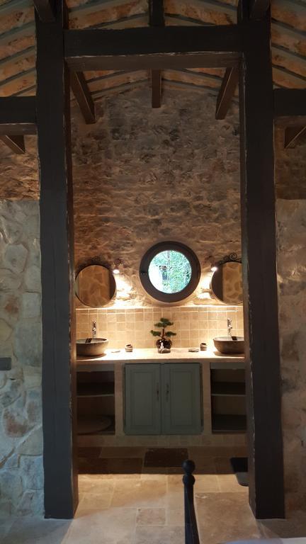 Le Donjon Des Combes Et Son Spa Fayence Phòng bức ảnh